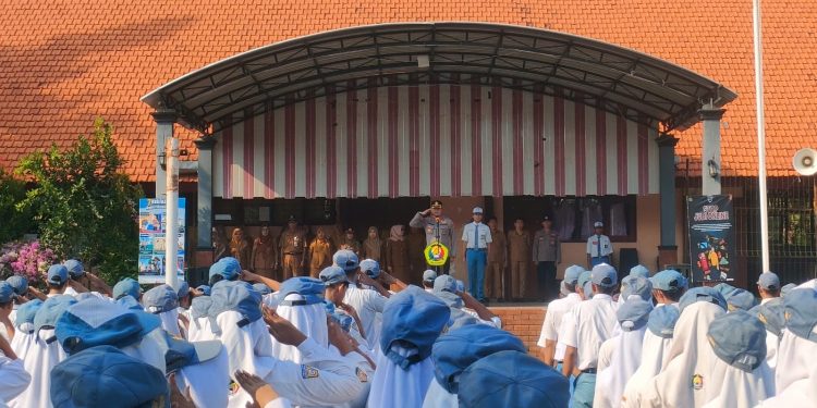 Kapolsek Jajaran Polres Mojokerto Pimpin Upacara di Sekolah, Sampaikan Pesan Mitigasi Pasca Demonstrasi dan Bijak Bermedia Sosial