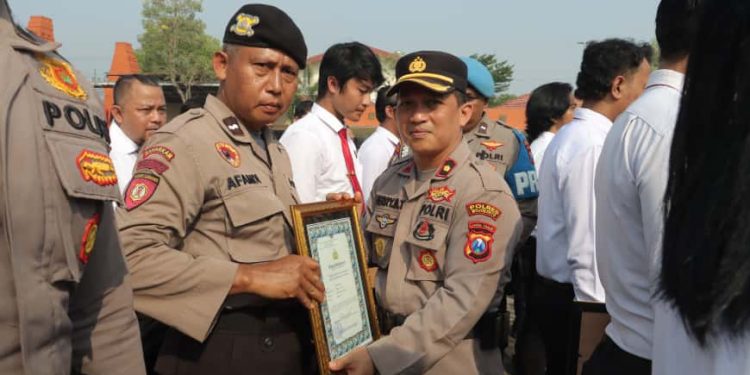 4 personel K-9 Polda Jatim Bantu Ungkap Kasus Mutilasi Pacet, Dapat Penghargaan Kapolres Mojokerto